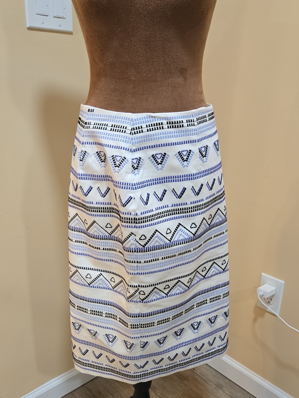 White House Black Market Embroidered Skirt!!